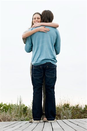 simsearch:6108-05860752,k - Couple embracing each other on a boardwalk Foto de stock - Royalty Free Premium, Número: 6108-05866212
