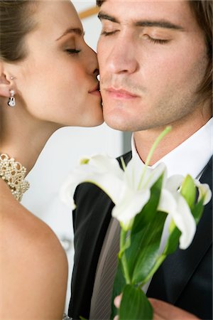 simsearch:6108-05861950,k - Bride kissing groom Foto de stock - Royalty Free Premium, Número: 6108-05866234