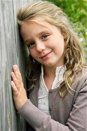 Portrait d'une jeune fille souriant Photographie de stock - Premium Libres de Droits, Code: 6108-05866376