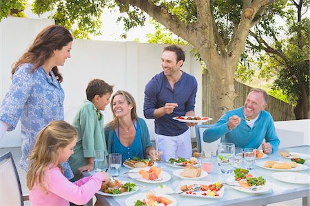 simsearch:6108-05858253,k - Family having breakfast at the dining table Foto de stock - Sin royalties Premium, Código: 6108-05866319