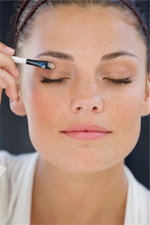 eye shadow - Close-up of a woman applying eye make-up Fotografie stock - Premium Royalty-Free, Codice: 6108-05866479