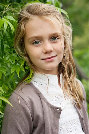 Portrait d'une jeune fille souriant Photographie de stock - Premium Libres de Droits, Code: 6108-05866408