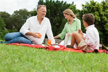 simsearch:6126-08644686,k - Family enjoying picnic in a park Stock Photo - Premium Royalty-Free, Code: 6108-05866438