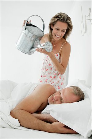 simsearch:6108-05862236,k - Frau, gießen Wasser mit einer Gießkanne auf einen Mann auf dem Bett schlafen Stockbilder - Premium RF Lizenzfrei, Bildnummer: 6108-05866644