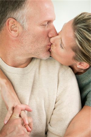simsearch:6108-05861950,k - Close-up of a couple kissing Foto de stock - Royalty Free Premium, Número: 6108-05866664