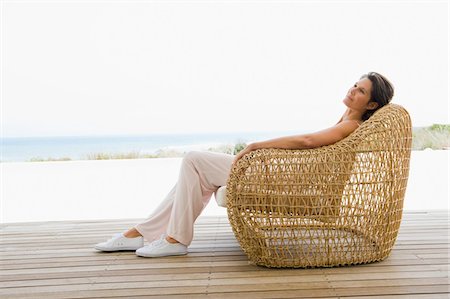 Woman reclining on a chair on the beach Foto de stock - Sin royalties Premium, Código: 6108-05866682