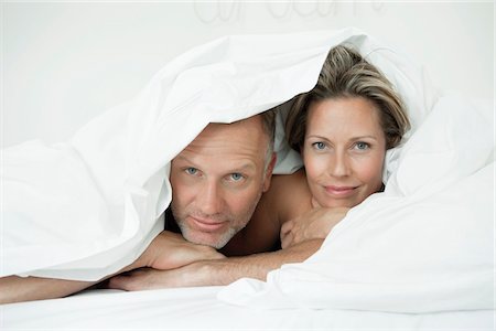 simsearch:6108-05860731,k - Couple wrapped in a duvet Fotografie stock - Premium Royalty-Free, Codice: 6108-05866630