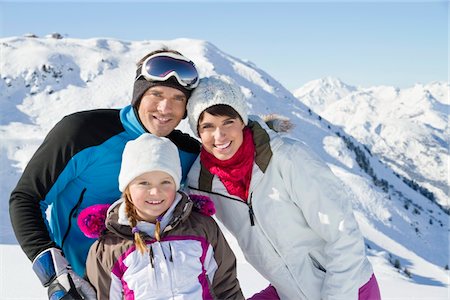 simsearch:6108-05867202,k - Famille heureuse dans la neige Photographie de stock - Premium Libres de Droits, Code: 6108-05866775