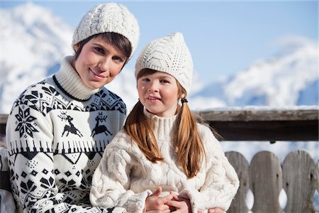 simsearch:6108-05866819,k - Mutter und Tochter auf Balkon im Ski resort Stockbilder - Premium RF Lizenzfrei, Bildnummer: 6108-05866789