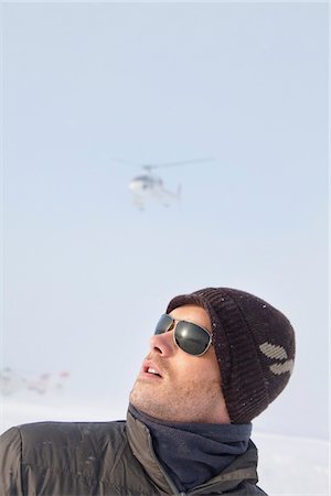 simsearch:6108-05866871,k - Porträt des jungen Menschen in Winterkleidung nachschlagen, Hubschrauber im Hintergrund Stockbilder - Premium RF Lizenzfrei, Bildnummer: 6108-05866863
