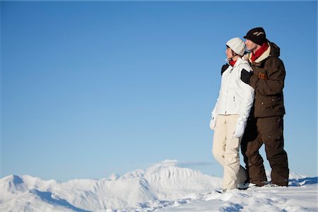 simsearch:6108-05867053,k - Junges Paar umarmen im Schnee Stockbilder - Premium RF Lizenzfrei, Bildnummer: 6108-05866877