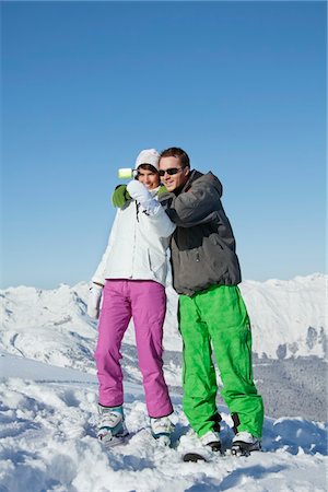 simsearch:6108-05867016,k - Young couple in ski wear taking self portrait Fotografie stock - Premium Royalty-Free, Codice: 6108-05866893