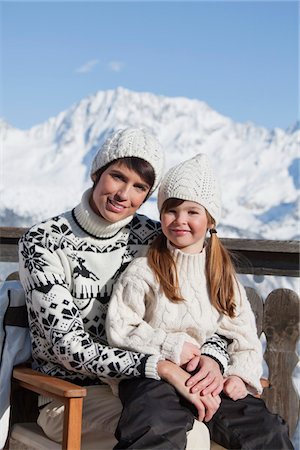 simsearch:6108-05866819,k - Mutter und Tochter auf Balkon im Ski resort Stockbilder - Premium RF Lizenzfrei, Bildnummer: 6108-05866817