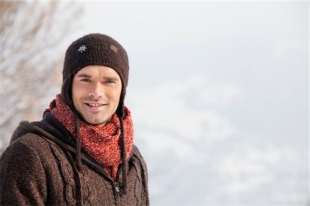 simsearch:6108-05866871,k - Junger Mann in Winterkleidung lächelnd in die Kamera Stockbilder - Premium RF Lizenzfrei, Bildnummer: 6108-05866829