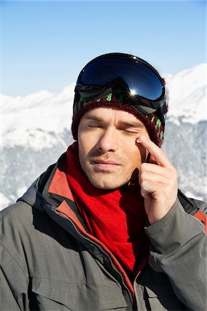 simsearch:6108-05866871,k - Junger Mann in Ski wear anwenden Feuchtigkeitscreme im Gesicht Stockbilder - Premium RF Lizenzfrei, Bildnummer: 6108-05866834
