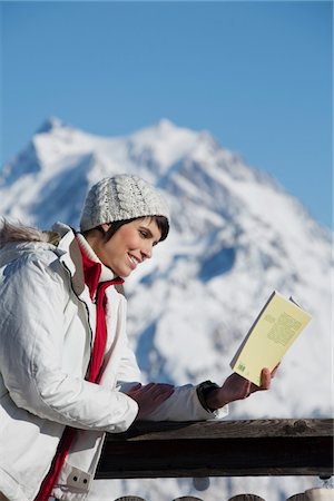 simsearch:6108-05867115,k - Young woman reading a book, enjoying winter sun, mountains in background Foto de stock - Royalty Free Premium, Número: 6108-05867090