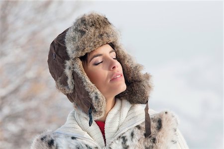 simsearch:6108-05867115,k - Young woman in winter clothes with eyes closed Foto de stock - Royalty Free Premium, Número: 6108-05867097
