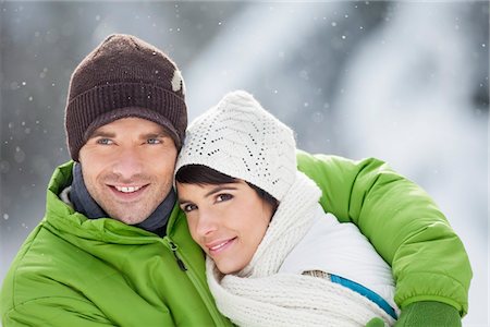 simsearch:6108-05867016,k - Young couple in winter clothes embracing Fotografie stock - Premium Royalty-Free, Codice: 6108-05867005