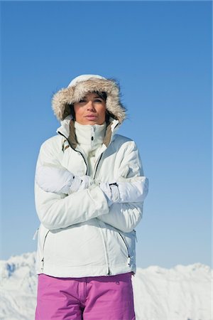 simsearch:6108-05867115,k - Young woman being cold in winter clothes Foto de stock - Royalty Free Premium, Número: 6108-05867144