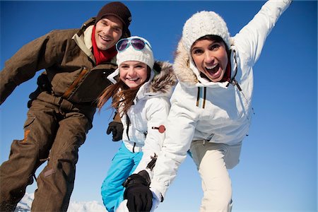 simsearch:6108-05867178,k - Couple and daughter in ski wear smiling at camera Fotografie stock - Premium Royalty-Free, Codice: 6108-05867157