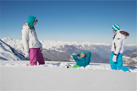 simsearch:6108-05867173,k - Couple et fille jouant dans la neige Photographie de stock - Premium Libres de Droits, Code: 6108-05867171