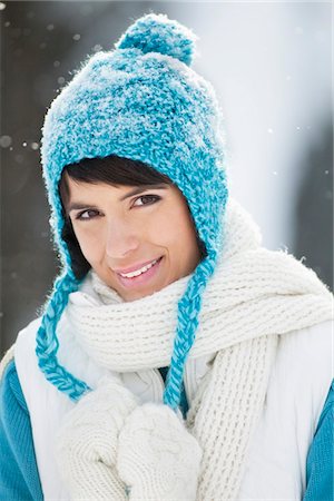 simsearch:6108-05874576,k - Young woman in winter clothes smiling at camera Foto de stock - Royalty Free Premium, Número: 6108-05867134