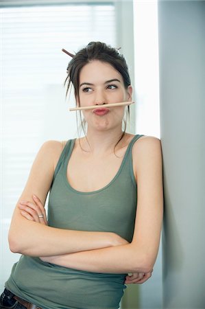 Femme équilibrage un crayon sur la lèvre Photographie de stock - Premium Libres de Droits, Code: 6108-05867249