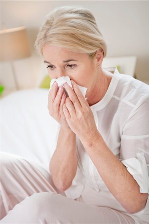 estornudar - Gros plan d'une femme souffrant de rhume Photographie de stock - Premium Libres de Droits, Code: 6108-05867299