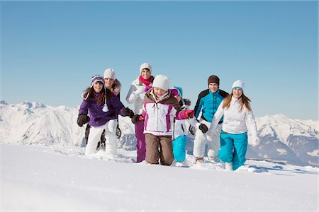 simsearch:6108-05867202,k - Famille marchant dans la neige Photographie de stock - Premium Libres de Droits, Code: 6108-05867201