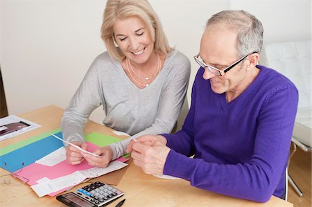 Couple sorting out bills Fotografie stock - Premium Royalty-Free, Codice: 6108-05867352