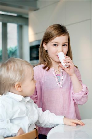 Portrait of a girl smiling with her brother Stock Photo - Premium Royalty-Free, Code: 6108-05867656