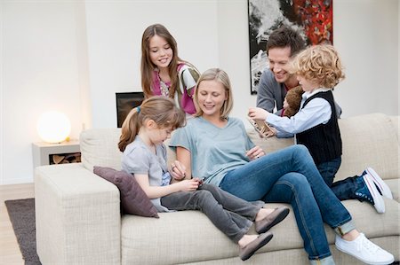 Famille dans une salle de séjour Photographie de stock - Premium Libres de Droits, Code: 6108-05867665