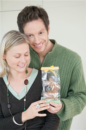 Man giving a present to a woman Stock Photo - Premium Royalty-Free, Code: 6108-05867677