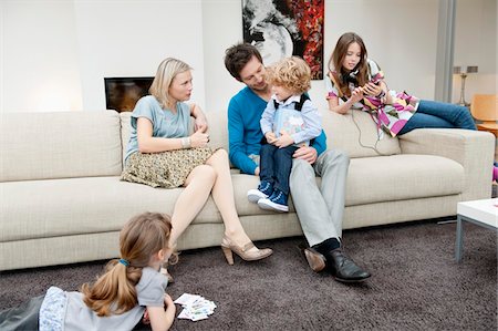 Famille dans une salle de séjour Photographie de stock - Premium Libres de Droits, Code: 6108-05867684