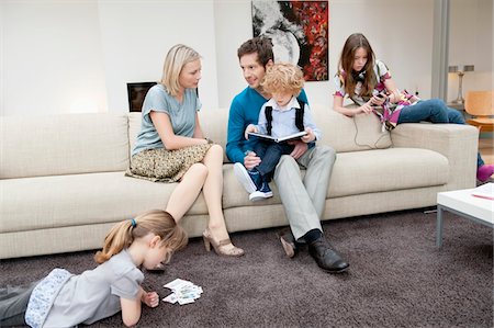 parent reading child - Family in a living room Foto de stock - Sin royalties Premium, Código: 6108-05867705