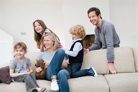 simsearch:6108-05867380,k - Family in a living room Foto de stock - Sin royalties Premium, Código: 6108-05867720