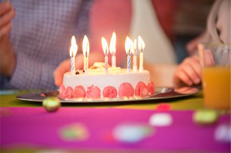 pastel de cumpleaños - Close-up of a birthday cake Foto de stock - Sin royalties Premium, Código: 6108-05867732