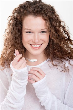 Portrait d'une femme mange yaourt Photographie de stock - Premium Libres de Droits, Code: 6108-05867869