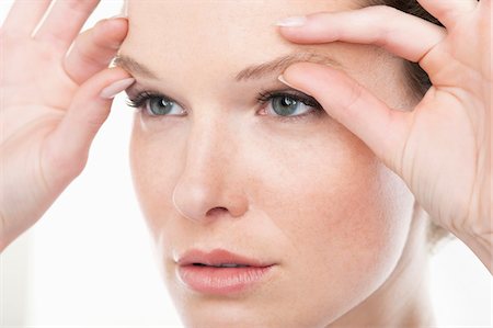 Close-up of a woman rubbing eyebrows Foto de stock - Sin royalties Premium, Código: 6108-05867875