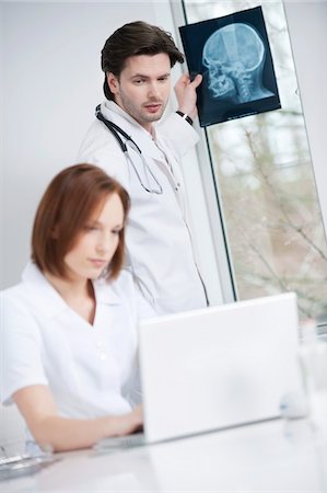 stethoscope computer - Médecins travaillant dans un bureau Photographie de stock - Premium Libres de Droits, Code: 6108-05867968
