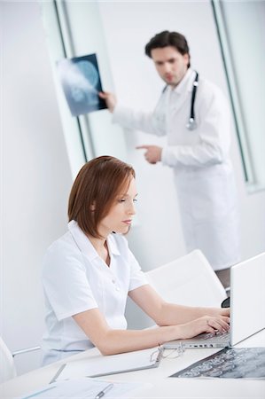 simsearch:6108-05868030,k - Doctors working in an office Fotografie stock - Premium Royalty-Free, Codice: 6108-05868027