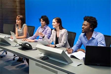 sala de controle - Business executives working in a control room Foto de stock - Royalty Free Premium, Número: 6108-05868102