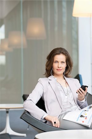Woman listening to an MP3 player Stock Photo - Premium Royalty-Free, Code: 6108-05868393