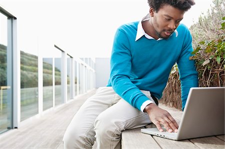 durchblättern - Mann mit einem Laptop auf einer Promenade Stockbilder - Premium RF Lizenzfrei, Bildnummer: 6108-05868421