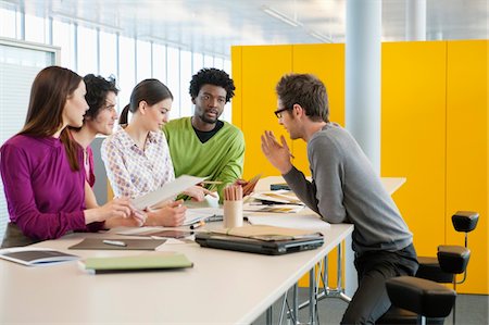 Dirigeants d'entreprises discutant dans un bureau Photographie de stock - Premium Libres de Droits, Code: 6108-05868526