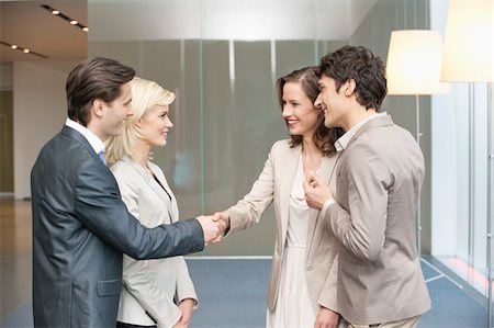 Business executives shaking hands Foto de stock - Sin royalties Premium, Código: 6108-05868739