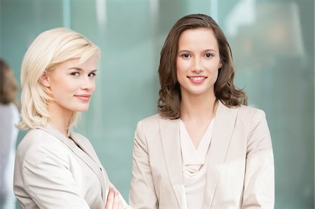 simsearch:6108-05867908,k - Portrait of two businesswomen smiling together Fotografie stock - Premium Royalty-Free, Codice: 6108-05868832