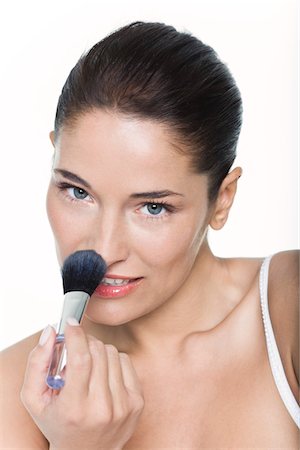 face powder - Young woman applying blush Foto de stock - Sin royalties Premium, Código: 6108-05869075