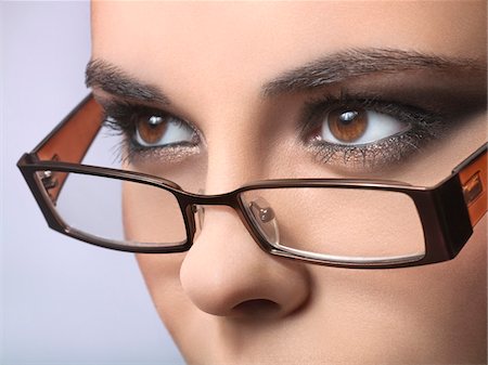 simsearch:6108-05869287,k - Young woman wearing eyeglasses Foto de stock - Royalty Free Premium, Número: 6108-05869003