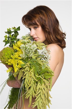 simsearch:6108-05869222,k - Young woman covering breast with flowers Foto de stock - Royalty Free Premium, Número: 6108-05869160